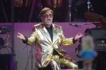 Emotivo Elton John se despide en festival de Glastonbury