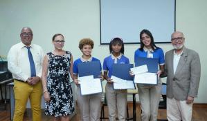 Diáspora dominicana en Chicago reconoce a tres estudiantes meritorias del Juan Pablo Duarte