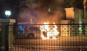 Hombre en un motor incendia yipeta en el ensanche Piantini