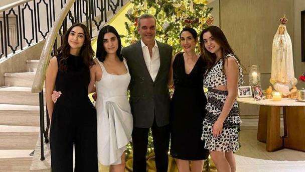 La esposa e hijas de Abinader, en desacuerdo con que él se reelija