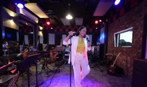 Steffany Constanza con la versión merengue de su bachata "Hola, Mi Amor" 