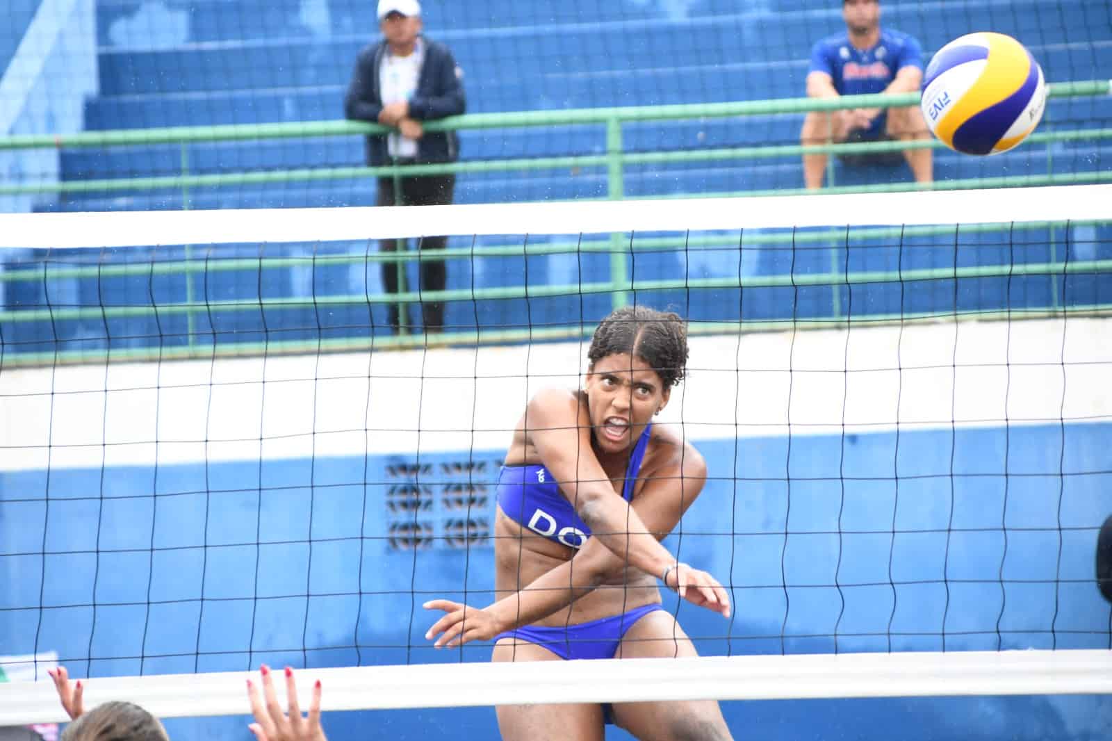 Julibeth Payano, de República Dominicana, remata durante el partido por la medalla de  oro del torneo de voleibol de los Juegos Centroamericanos y del Caribe San Salvador 2023 contra Puerto Rico, que ganó el oro.