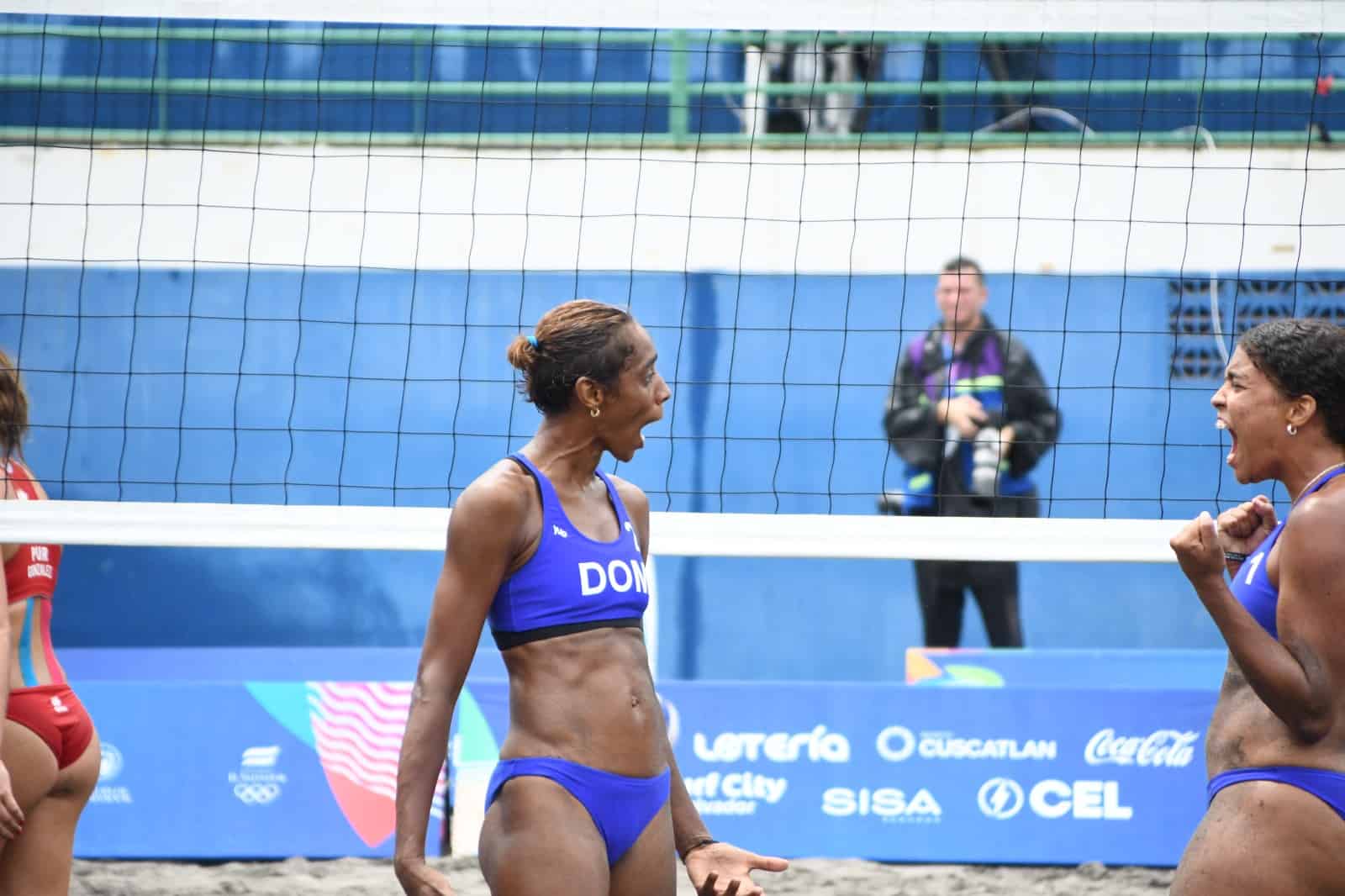 Julibeth Payano, a la derecha, y Bethania Almánzar, de República Dominicana, durante el partido de la medalla de oro del torneo de voleibol de los Juegos Centroamericanos y del Caribe San Salvador 2023 contra Puerto Rico.