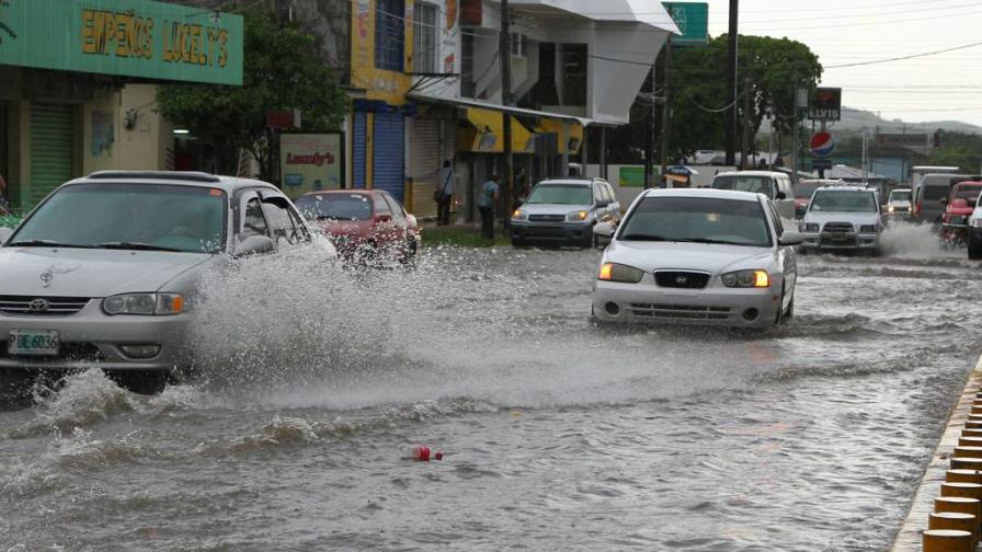 Declaran alerta preventiva en 13 departamentos de Honduras por una onda tropical