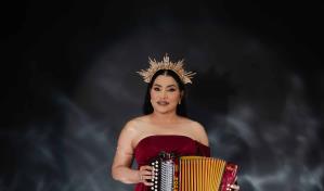 Acordeonista María Díaz celebra 40 años en el merengue típico
