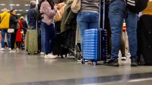 Más de 2,000 vuelos cancelados en el noreste de EEUU debido a las intensas lluvias