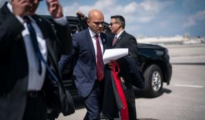 La audiencia de lectura de cargos al asistente de Trump se hará el 6 de julio