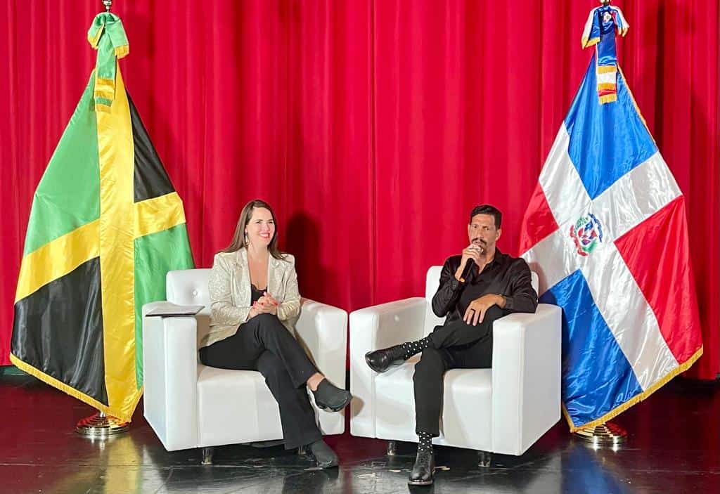 La embajadora dominicana en Jamaica, Angie Martínez, y el director, coescritor y productor de Bantú mama, Iván Herrera