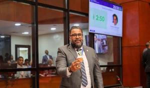 Senador lleva bizcochos a sesión para “celebrar” obras inconclusas en San Cristóbal