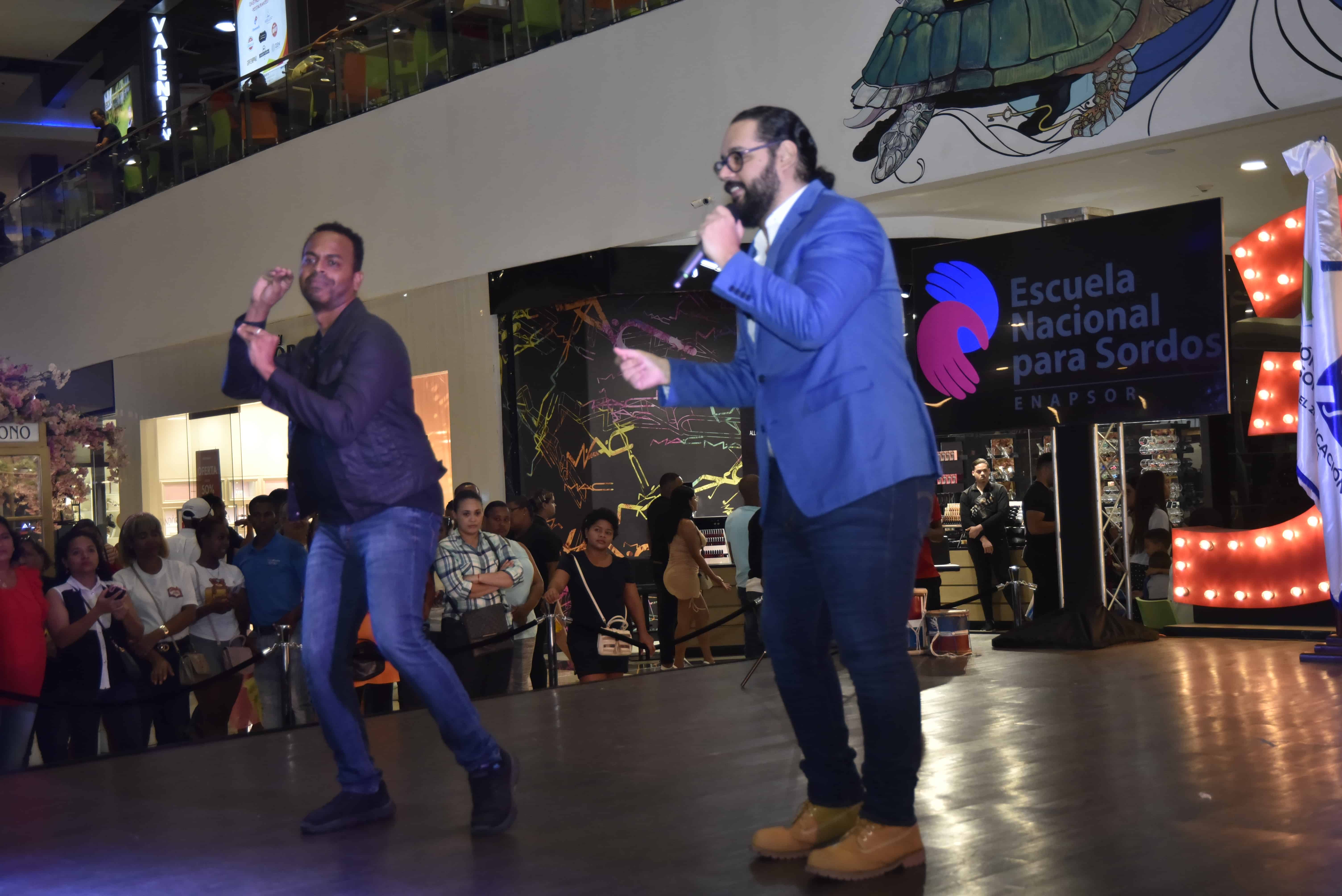 El cantautor Manerra interpretó sus canciones.