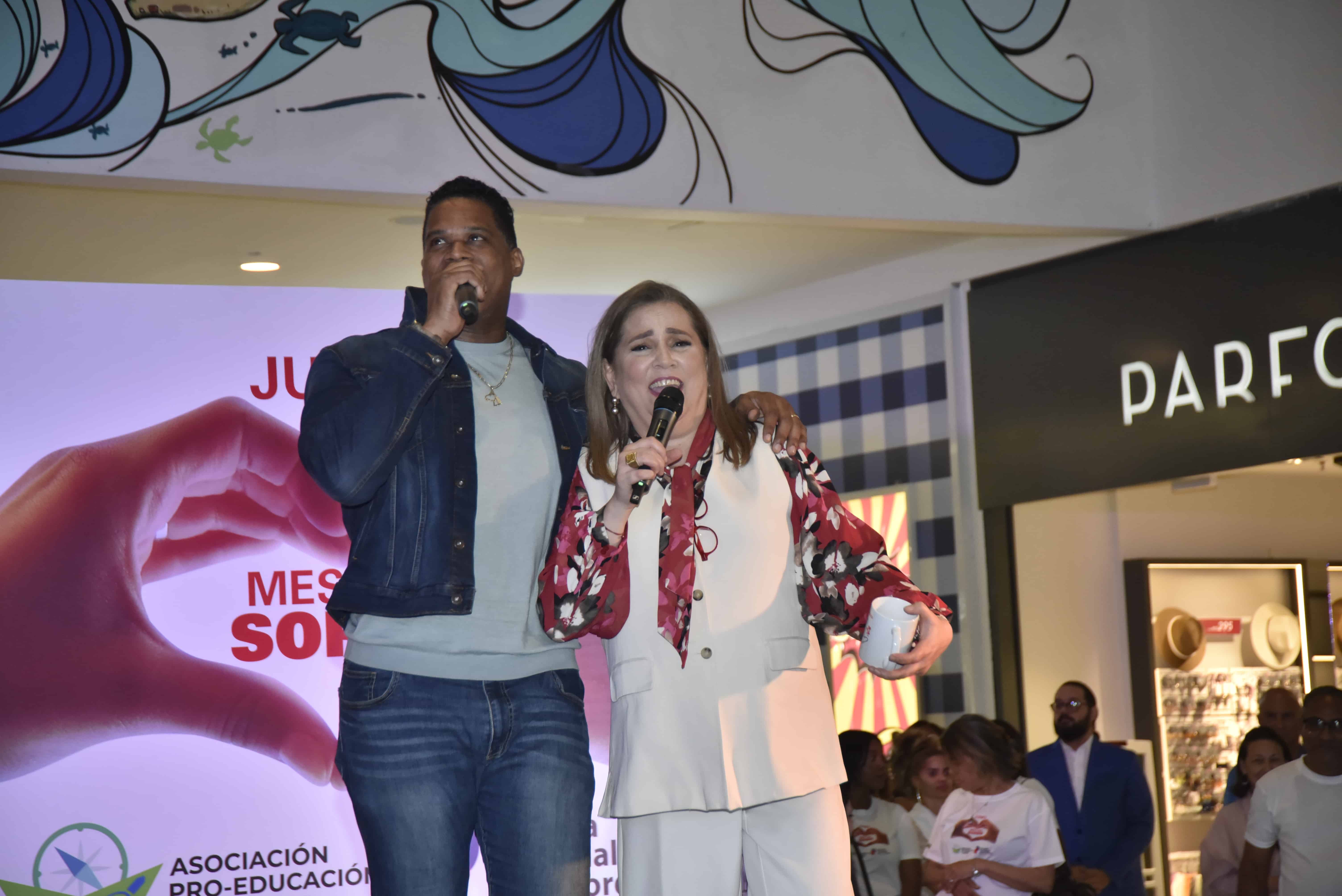 El merenguero Jandy Ventura y Jatnna Tavárez.