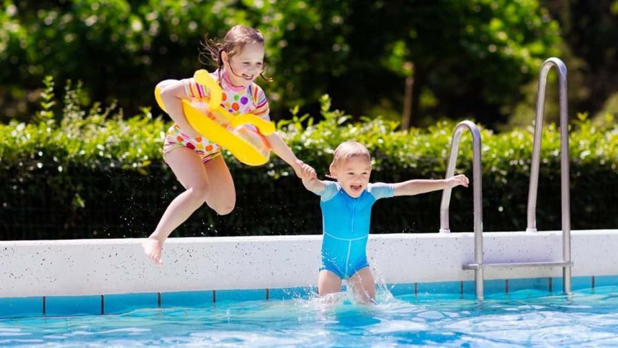 Cómo mantener a salvo a los niños en un hogar con piscina