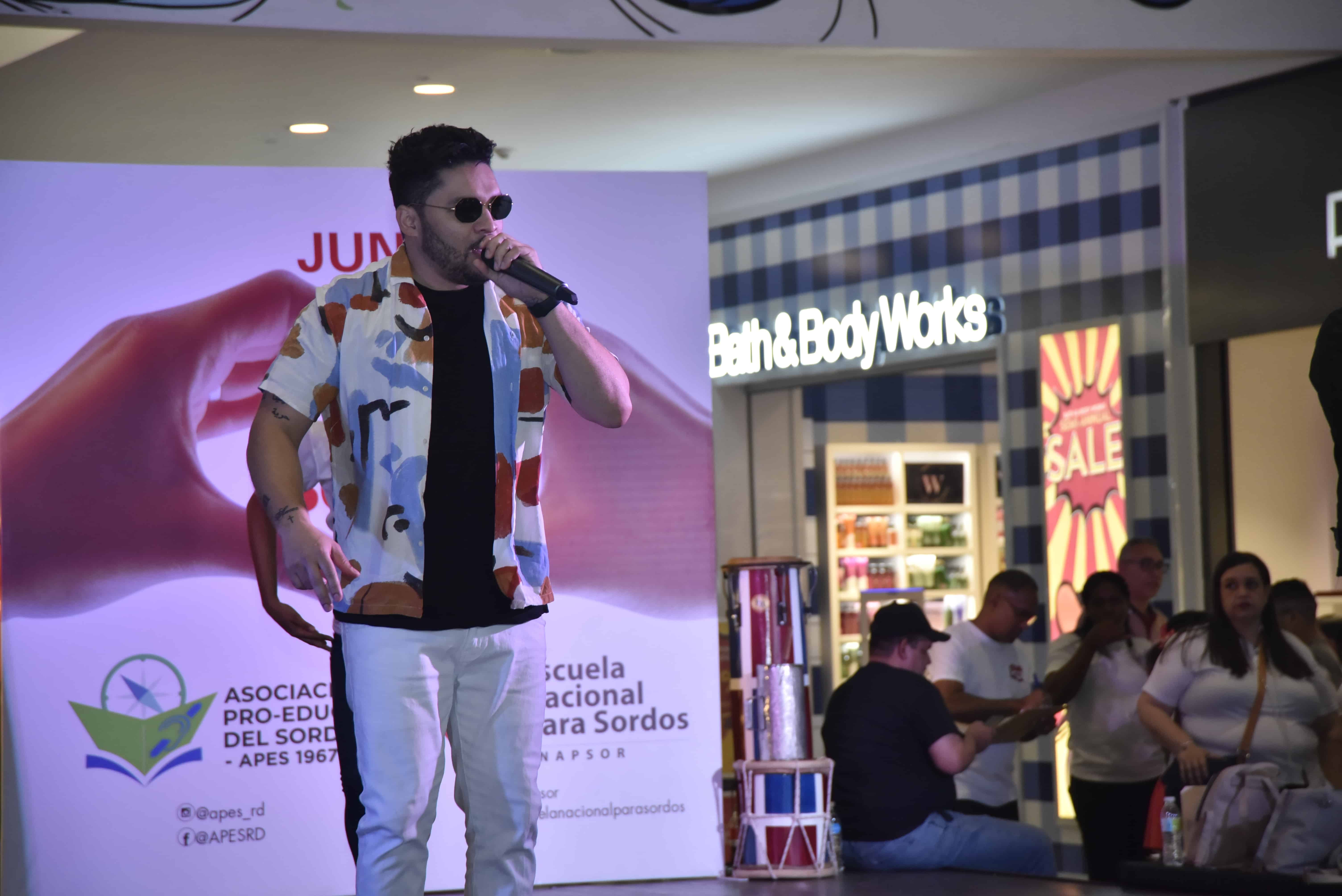 El cantante Rafely Rosario apoyó la jornada.