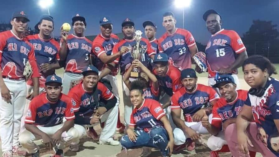 Policías de Puerto Rico y equipos dominicanos participan en Carnaval de Softball en San Juan