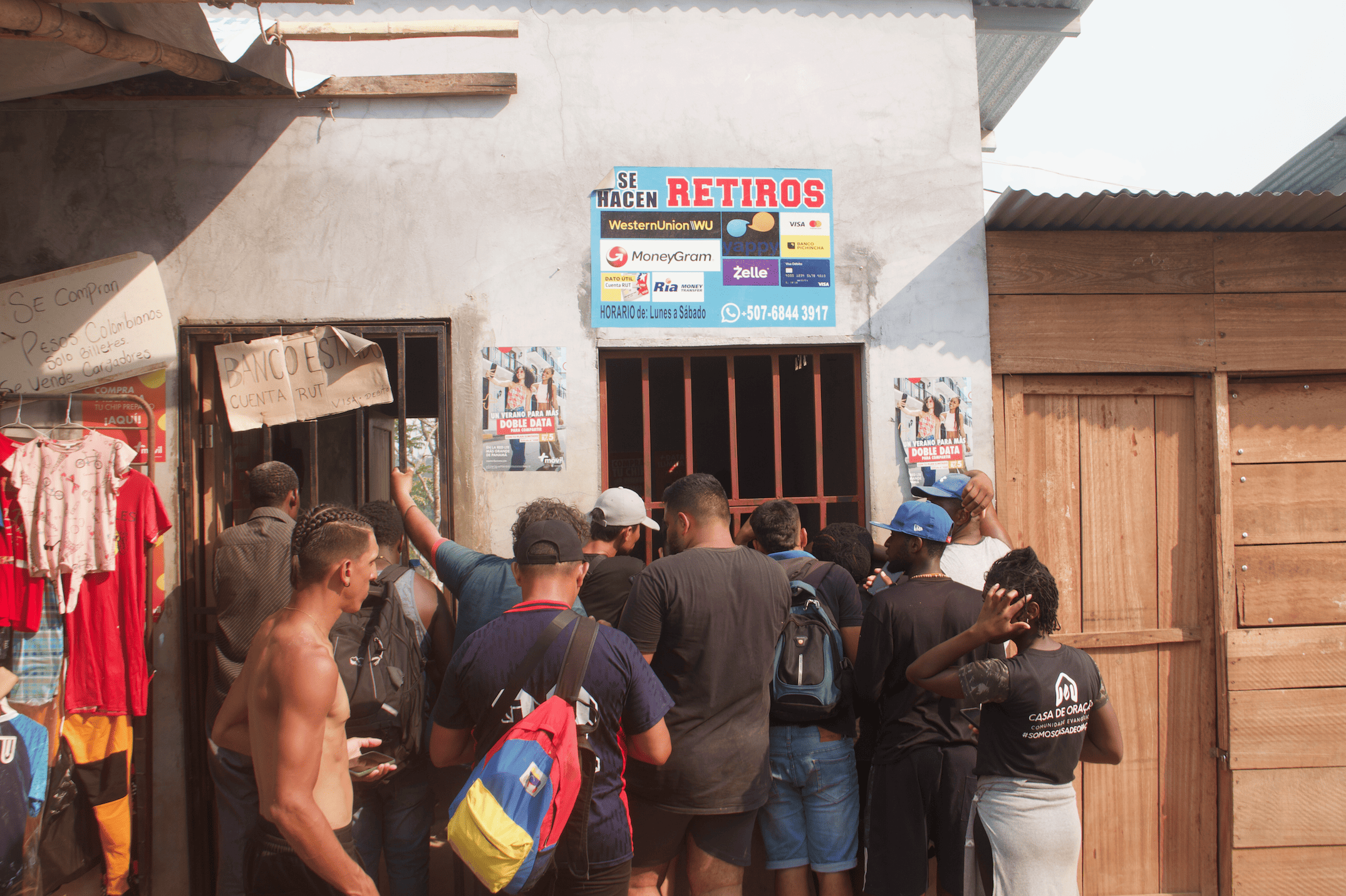 Tanto en Bajo Chiquito como en Lajas Blancas hay locales como casas de cambio y de transferencias monetarias con logos de Western Union, Money Gramm, Yappy, entre otros.