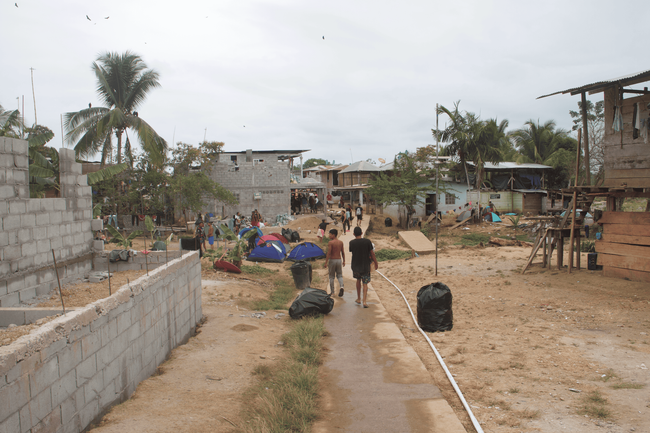 Bajo Chiquito se ha convertido en un inusual centro de negocios en medio de la selva. Hay todo tipo de comercios y se ven muchas casas en obra, fruto del crecimiento comercial por la migración.