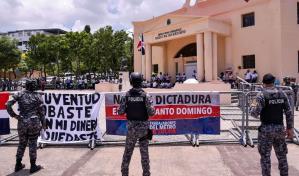 Empleados del Metro marchan hacia el Palacio Nacional