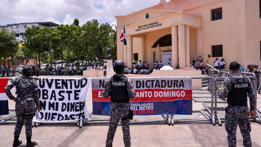 Empleados del Metro marchan hacia el Palacio Nacional