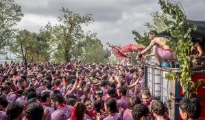 Unas 6,000 personas se bautizan en una temprana Batalla del Vino con 30,000 litros