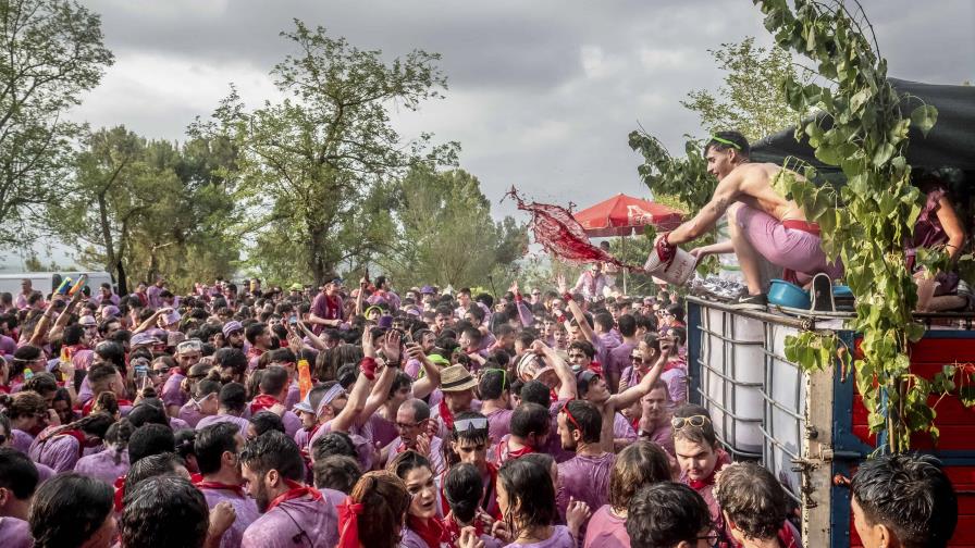 Unas 6,000 personas se bautizan en una temprana Batalla del Vino con 30,000 litros