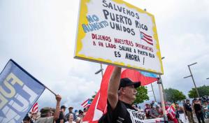Puertorriqueños protestan contra más aumentos en la elevada factura de la luz