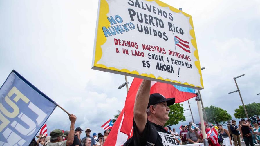 Puertorriqueños protestan contra más aumentos en la elevada factura de la luz