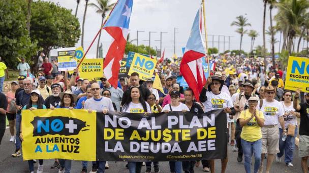 Cientos de puertorriqueños protestan contra los continuos apagones en la isla