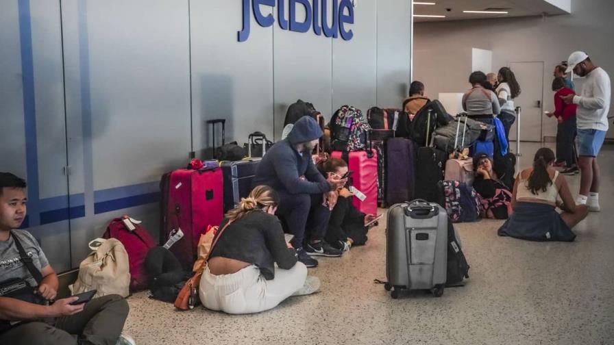 Viajeros vuelven a sufrir demoras en aeropuertos de EE.UU. de cara a fin de semana festivo