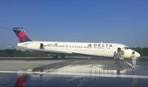 Avión de Delta aterriza de forma segura en Carolina del Norte sin el tren delantero