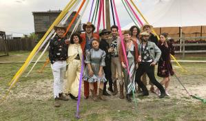 ¿De vaquera espacial? Se popularizan en EEUU las bodas con vestimentas especiales