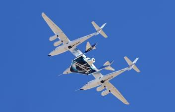 Virgin Galactic lleva con éxito a sus primeros clientes al espacio