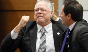 Policía es exonerado de cargos por inacción durante tiroteo de Parkland