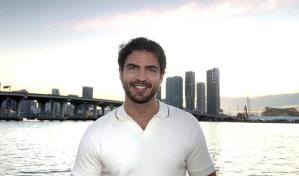 Maxi Iglesias elogia actuar en la primera serie de María Dueñas para televisión