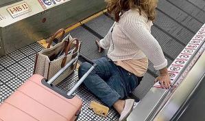 Mujer pierde una pierna tras quedar atrapada en la escalera eléctrica de un aeropuerto