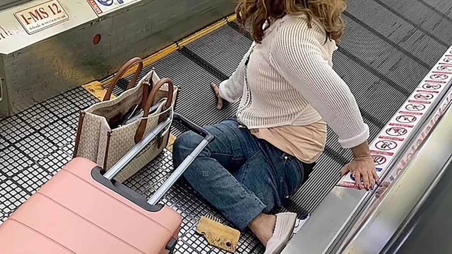 Mujer pierde una pierna tras quedar atrapada en la escalera eléctrica de un aeropuerto