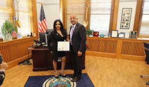 Comunicadora ShantyTv es reconocida en City Hall de Lawrence