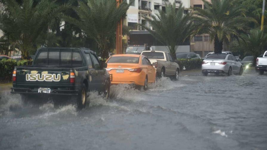 Lluvias continúan por vaguada y una onda tropical con 21 provincias en alerta
