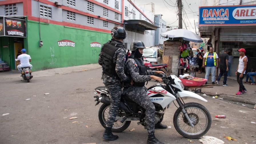 Dos policías bajo investigación por muerte de adolescente en Boca Chica