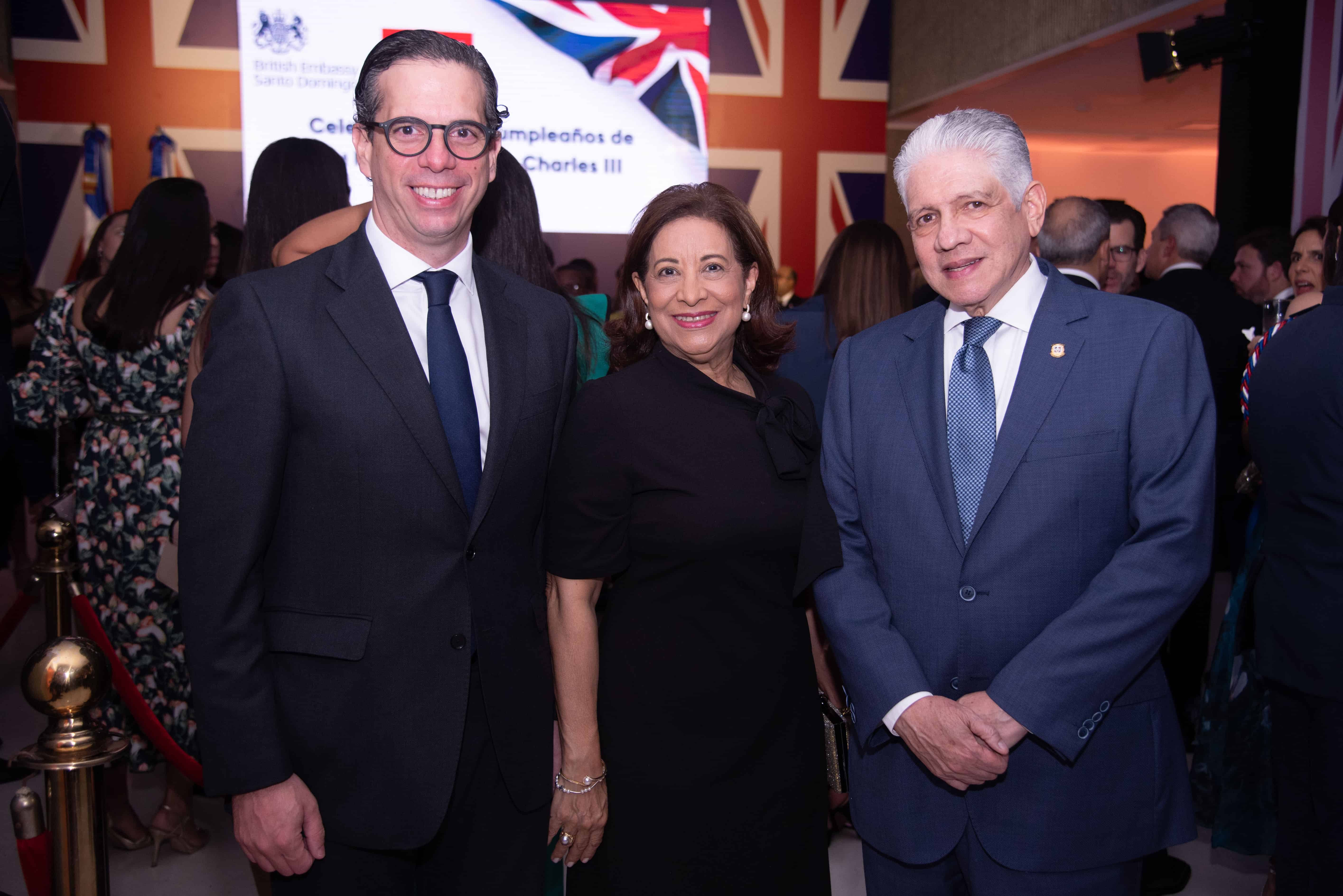 Cesar Dragam, Arelis de Estrella y Eduardo Estrella.