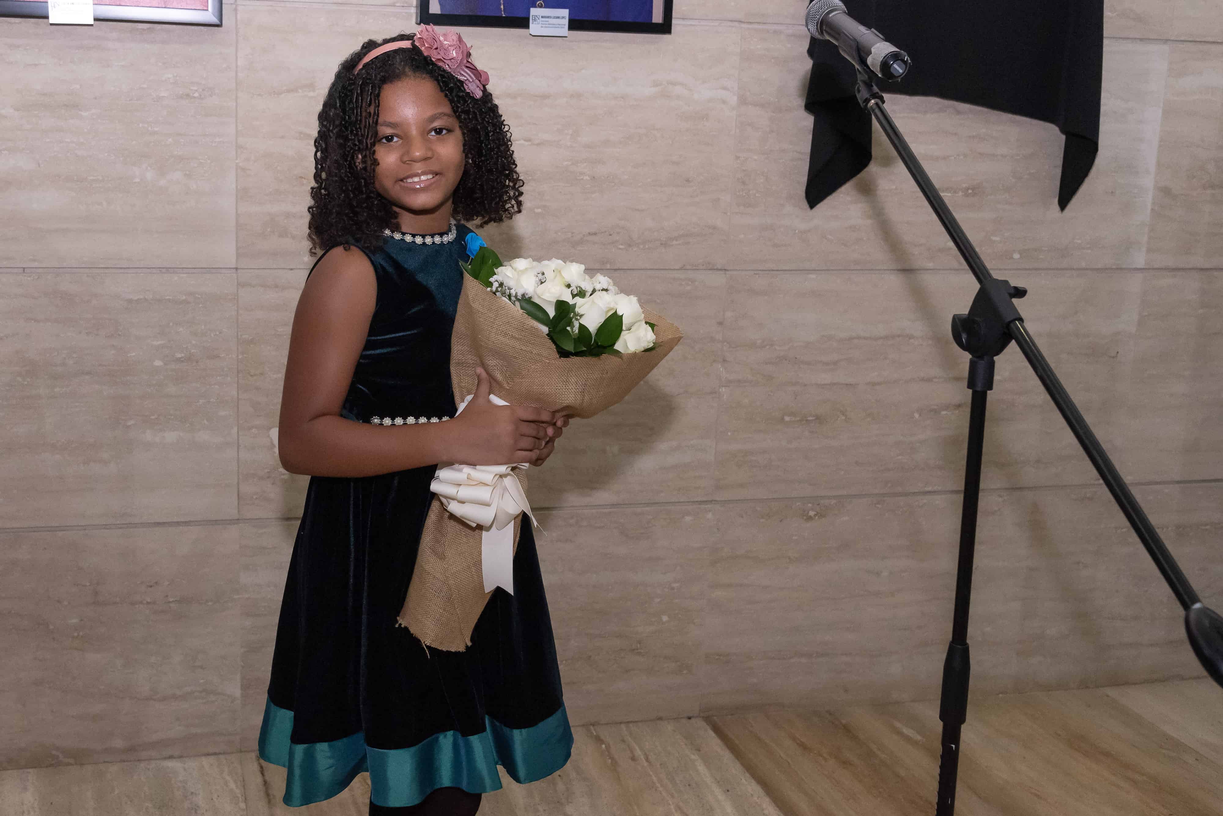 Una niña le entregó flores al homenajeado.