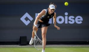 Swiatek se retira de Alemania con fiebre y posible intoxicación alimentaria