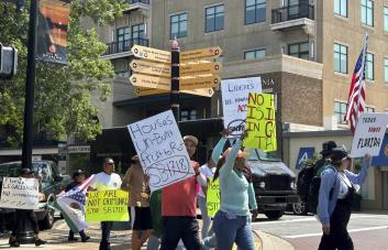 Sanciones por emplear inmigrantes y más libertad para portar armas desde el sábado en Florida