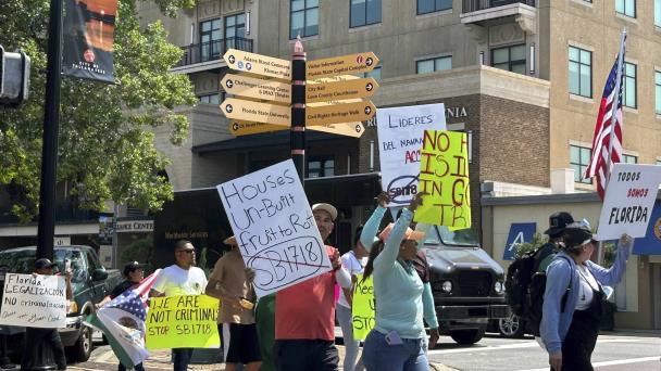 Sanciones por emplear inmigrantes y más libertad para portar armas desde el sábado en Florida