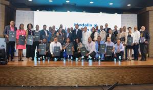 Inefi entrega "Medalla al Mérito Magisterial en Educación Física"