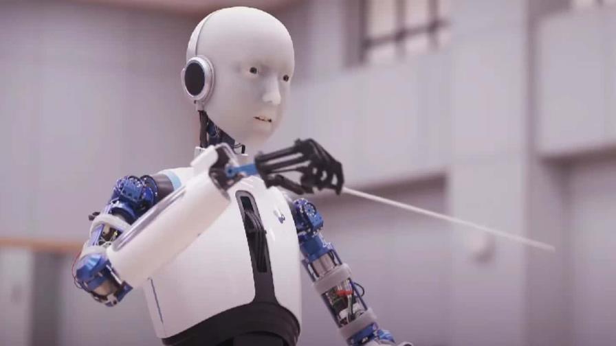 Un robot director de orquesta lleva la batuta en un concierto en Corea del Sur