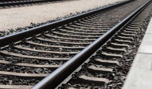 Arrestan a un hombre que atravesó a pie la vía del tren en una estación en Washington