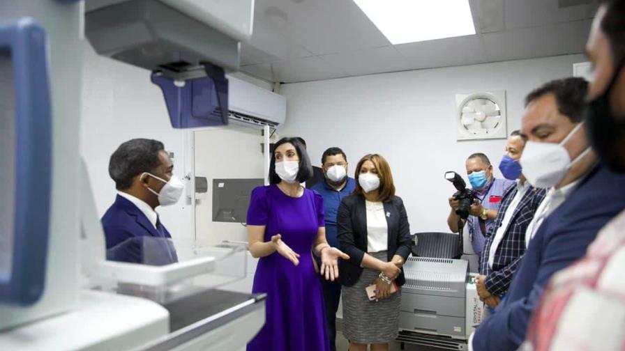 Primera dama conversa con pacientes de cáncer en el Instituto Nacional del Cáncer