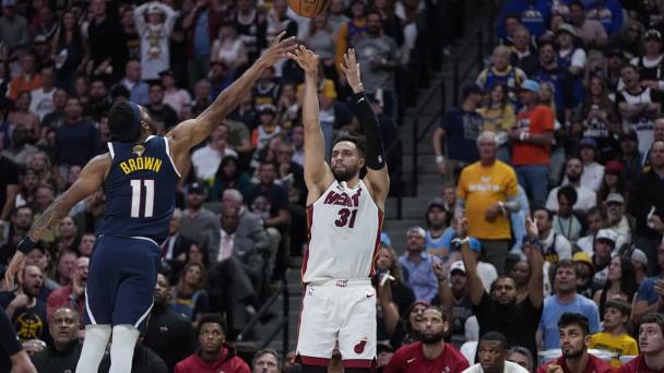 Lakers retienen a Reaves y Russell; Bucks se quedan con Lopez en segundo día de la agencia libre