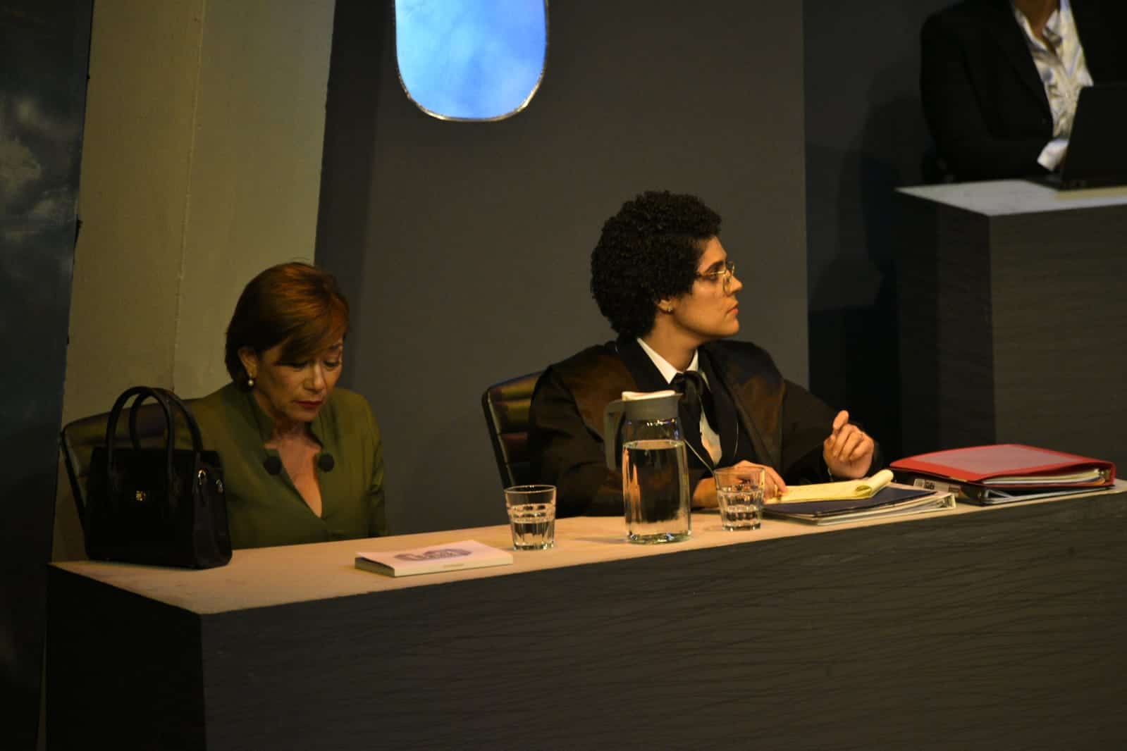 La barra acusadora. La fiscal encarnada por Luvil González y la testigo Yanela Hernández.