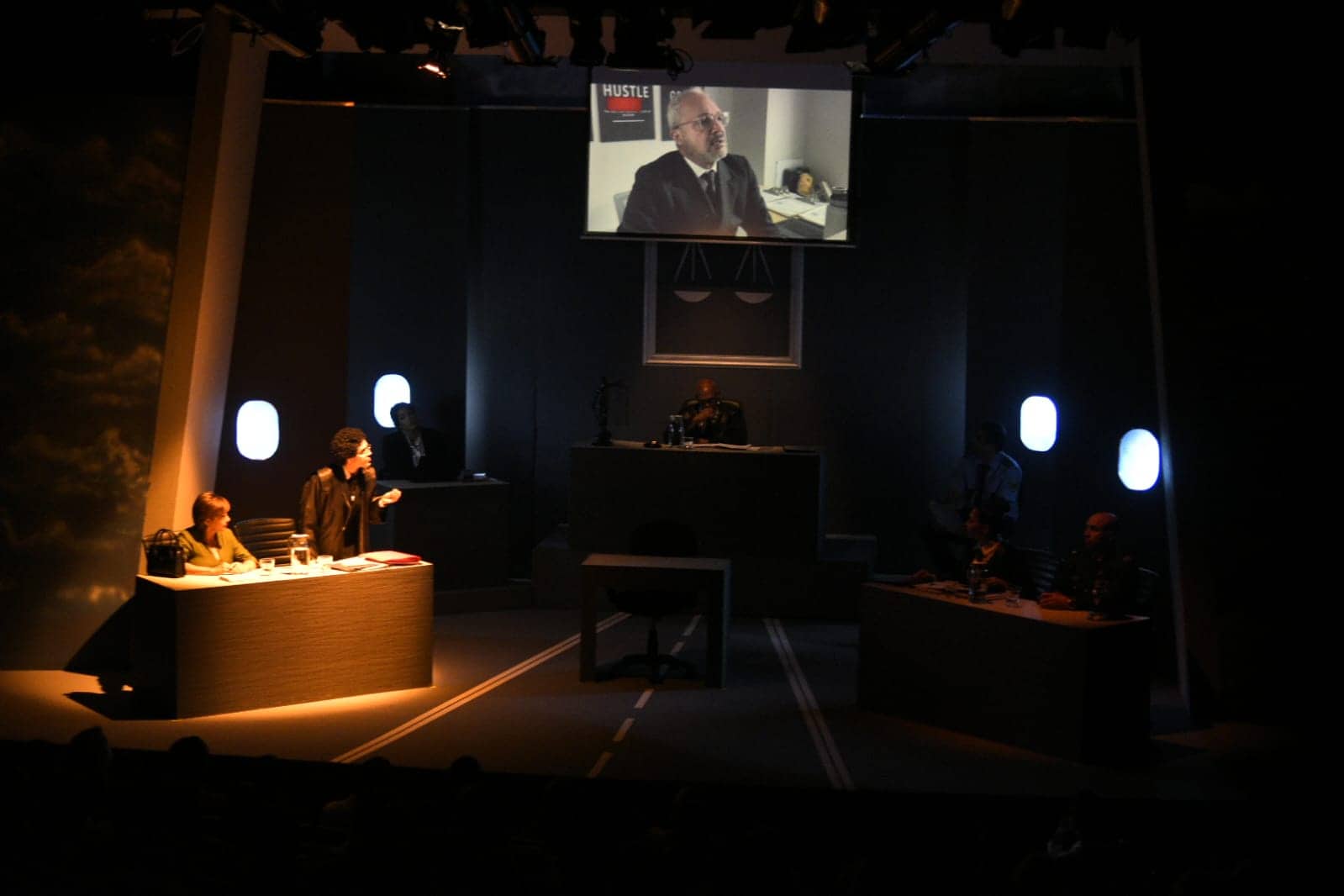 Richard Douglas encarnó a un testigo.